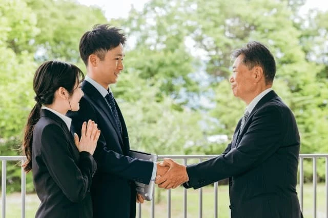 営業トークの「つかみ」とは？商談を有利に進める8つの具体例と注意点